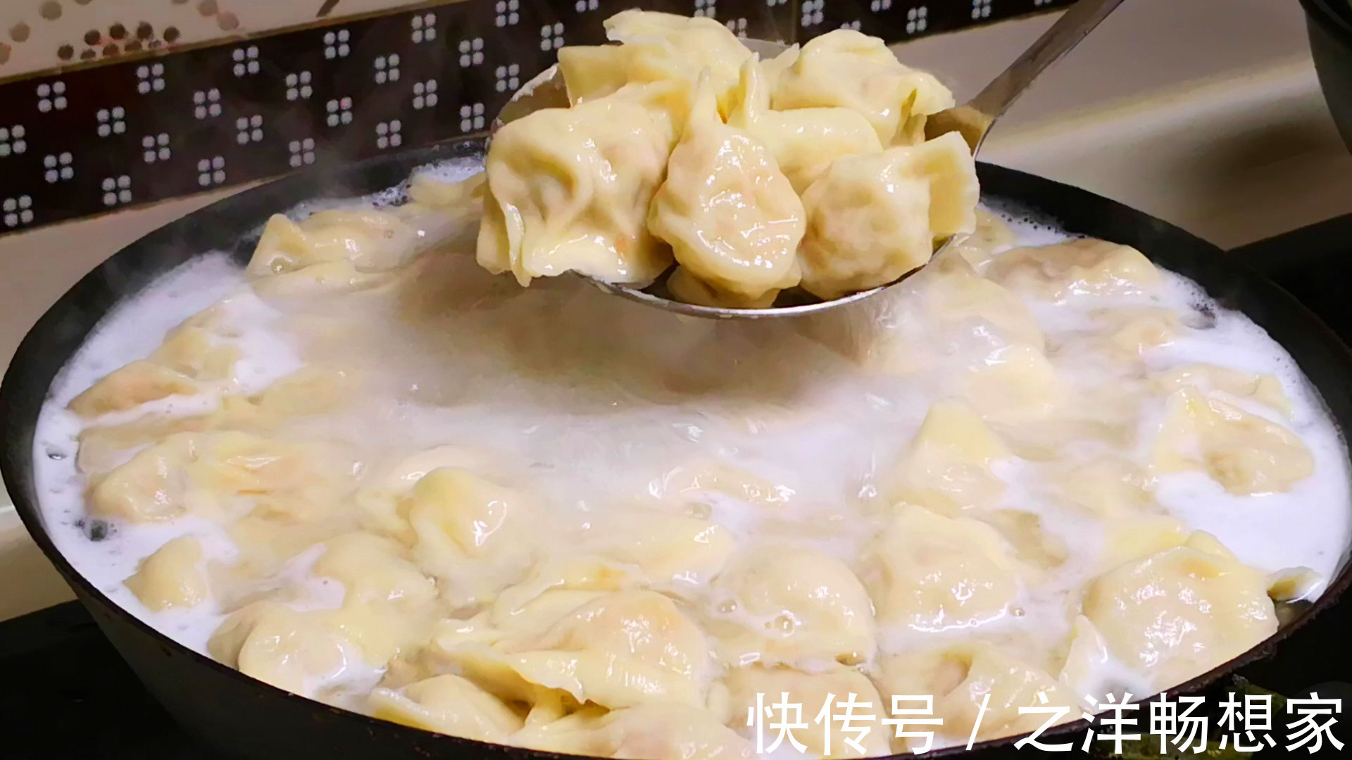 开裂|冻饺子时，直接放冰箱就废了，牢记“2要点”，饺子不粘连不开裂