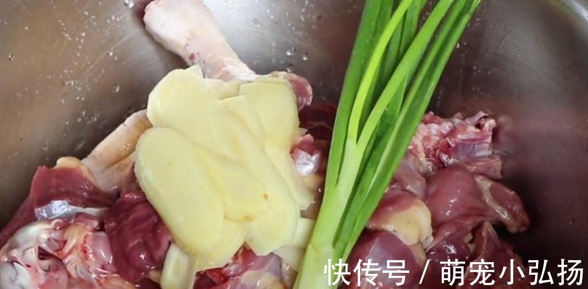 鸭肉这样焖比饭店还好吃，出锅香气四溢，没有腥味