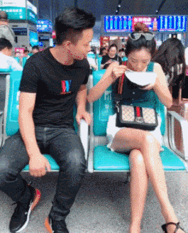 车主|搞笑GIF:10.业主临时停车被物业“锁轮胎”,看吉姆尼车主如何轻松应对