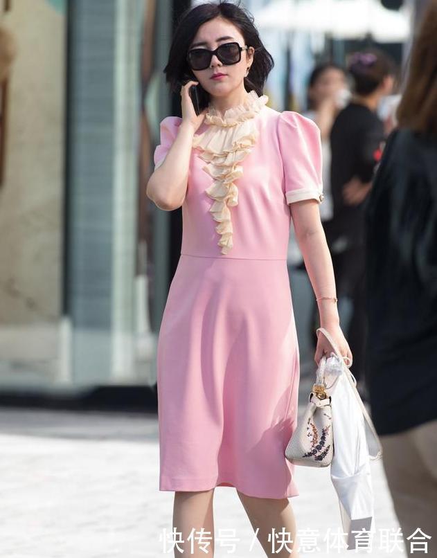 年轻|粉红色连衣裙配铆钉高跟鞋,三十岁的女子穿粉红色,减龄显年轻