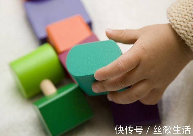 敏感期|妈妈被宝宝戳伤变“独眼龙”,诚心告诫父母:带娃时要保护好自己