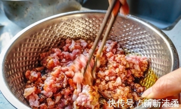 饺子馅|拌饺子馅,很多人不懂先放盐还是先放油,难怪饺子不好吃!