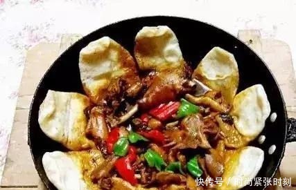 地锅鸡和地锅鱼做法,三五好友围着一口锅,配上啤酒,煮酒论英雄