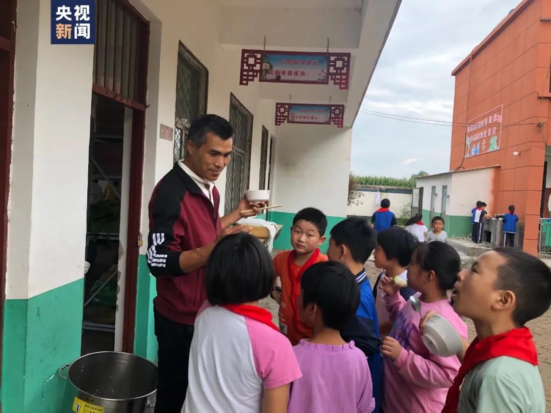 油焖虾|她舍不得吃学校午餐盘里的四只虾，一句“留给俺妈的”，戳中无数人的心