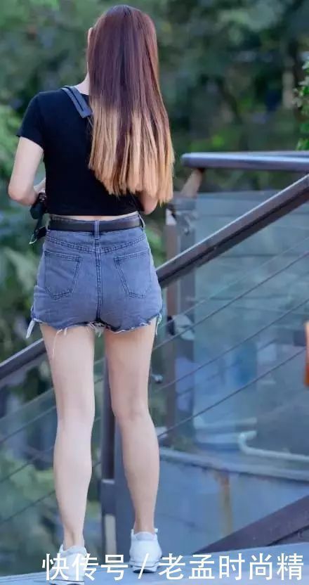 街拍美女 牛仔热裤大白腿妹纸清新动人