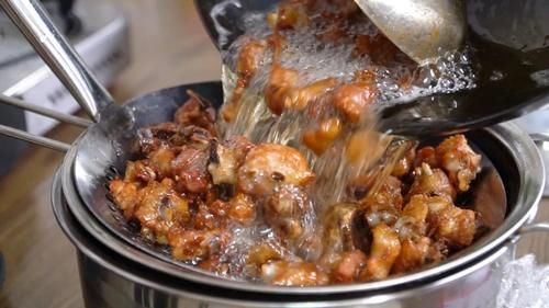 【歌乐山辣子鸡】吃过无数美食，依旧忘不掉这一口。