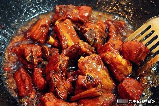 做红烧排骨时，别只会傻加酱油！多加一点它，色泽红亮，越焖越香
