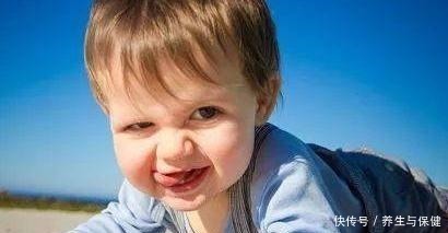 羽毛|宝宝脖子突然长羽毛,家人认为是天使,医生怒斥怎么当妈的!