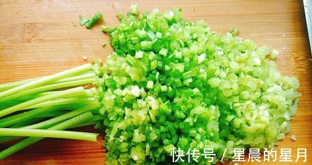 芹菜|夏天吃这馅的饺子，又鲜又嫩，满嘴留香，比韭菜茴香都好吃！