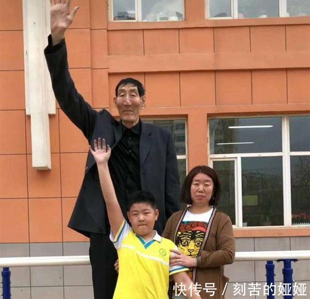 中国第一高人鲍喜顺,不听医生劝告执意生子,现在情况怎么样了