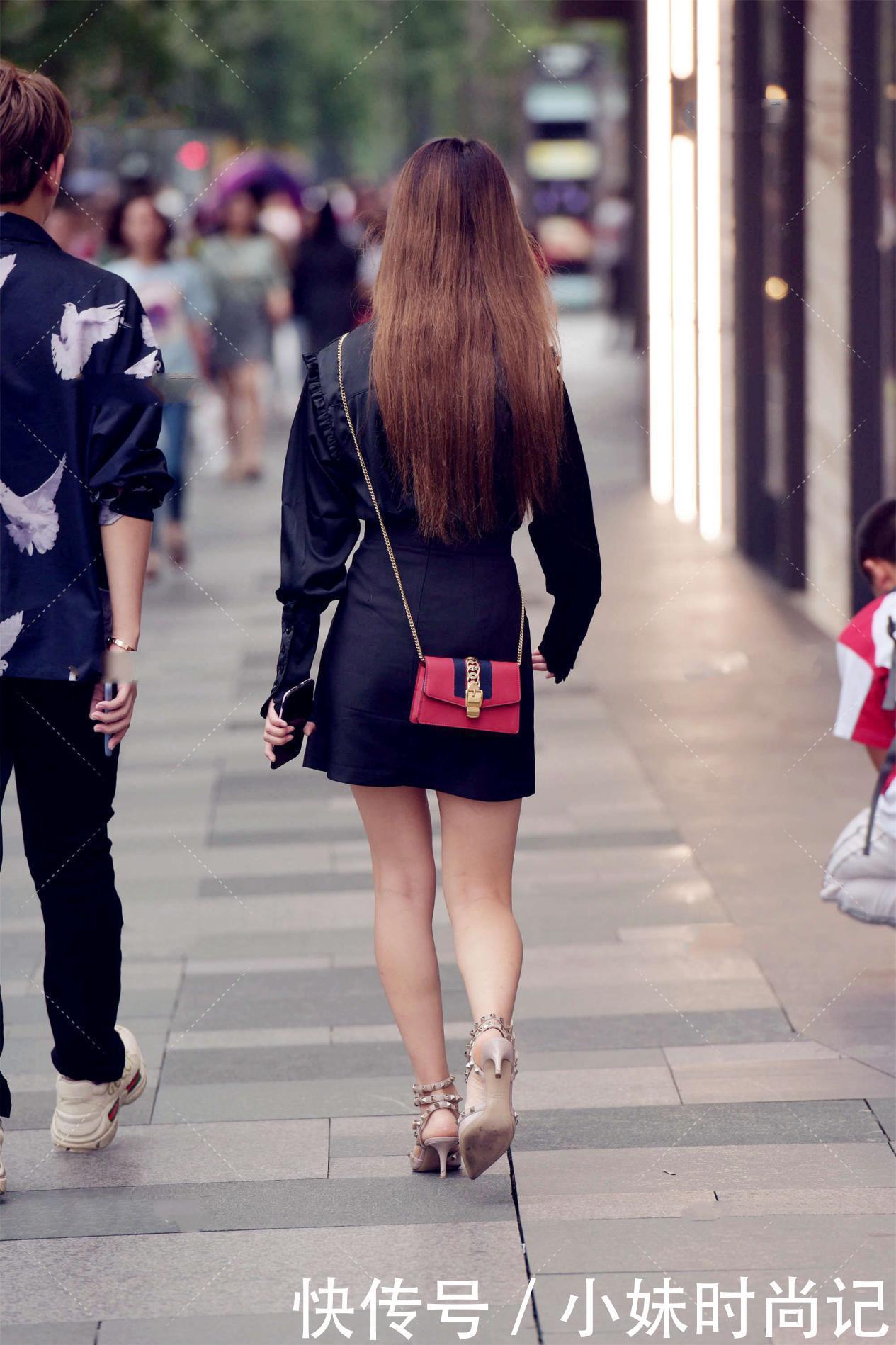街拍:黑色立领衬衫, 搭配A字版裙子, 又酷又飒, 强大气场