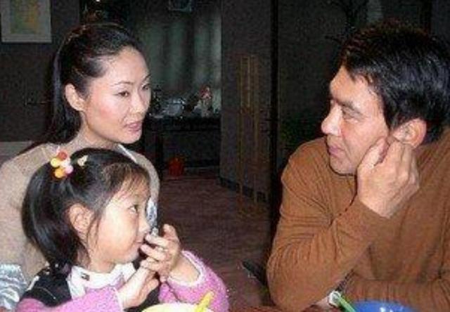 伤心|她是著名歌唱家,因丈夫出轨伤心过度摔下楼梯,后网恋遇现任丈夫