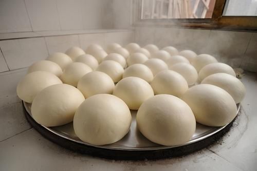 过年保存馒头,不要直接放冰箱了,教你2招,放半个月不干不硬