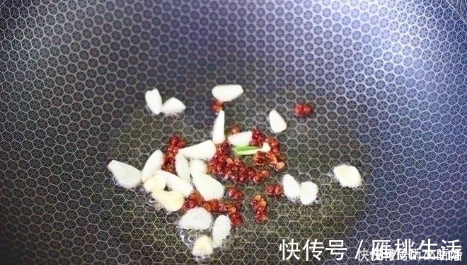 部位|鸡身上最脏的部位，里面含大量重金属，白给都不要，炒菜要扔掉