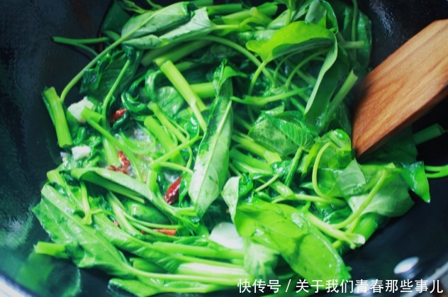 干辣椒|炒空心菜时总发黑，还出水？学会大厨这招，出锅又绿又嫩，很脆爽