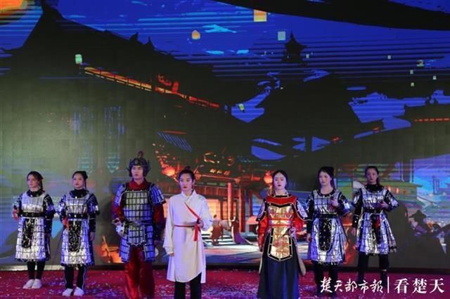  精彩的舞台|大学生扮演童话人物，全英文“云演”舞台剧