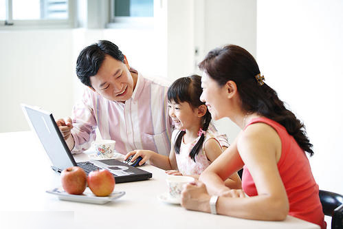 橡皮擦|妈妈帮儿子整理书包,却翻出一堆“奇怪”的文具,网友:同款孩子