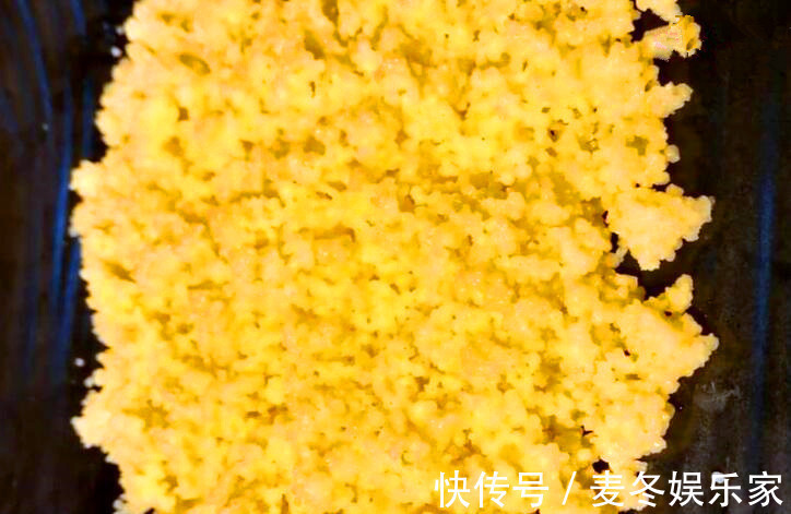 做疙瘩汤时,不要直接搅疙瘩,教你2个技巧,疙瘩又小又圆,好看