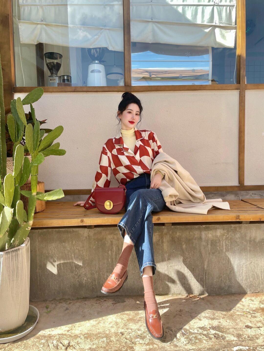 知性 秋冬大衣别乱选，奶黄色大衣更温柔，搭配白色阔腿裤知性又优雅！