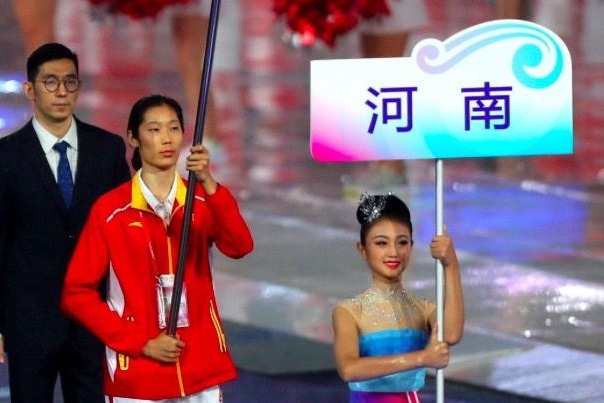 全运会|全运会后朱婷返回家乡,身穿运动服现身,与好友吃火锅引围观