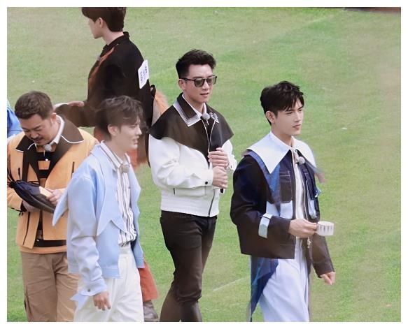 身高差|188陈飞宇跟184蔡徐坤同框,身高差咋了,谎报身高的站出来