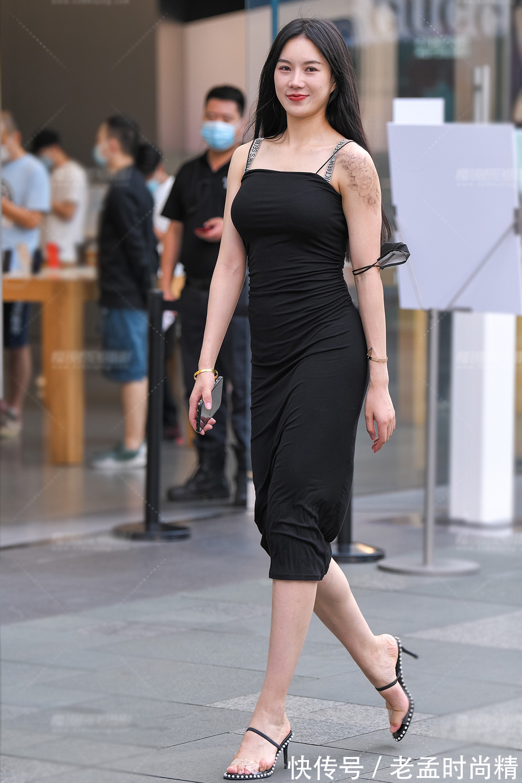 吊带|夏末清凉的黑色吊带裙,过膝的款式穿出显瘦的美,优雅美丽又大