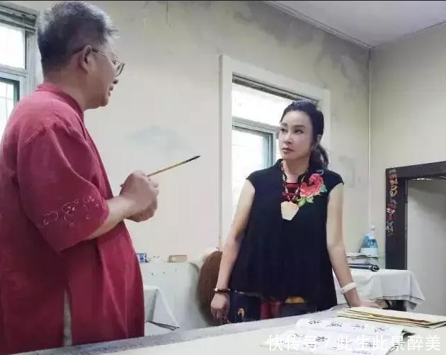 刘晓庆|刘晓庆宅家练书法,意外曝光自家奢华豪宅,曾被曝有4000平米