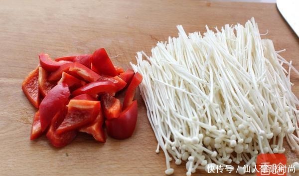它和金针菇是“黄金搭档”,天冷焖一锅,吃到汤汁都不剩