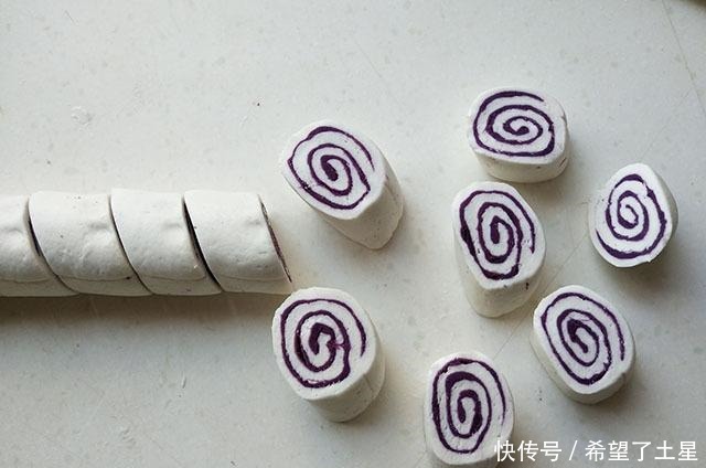 好吃|我家隔三差五吃它,卷好一蒸,10分钟出锅,无油香糯,简单好吃