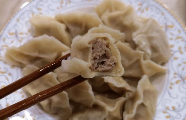 冬天吃饺子，韭菜猪肉靠边站，用此菜包饺子鲜香多汁，快来学着做