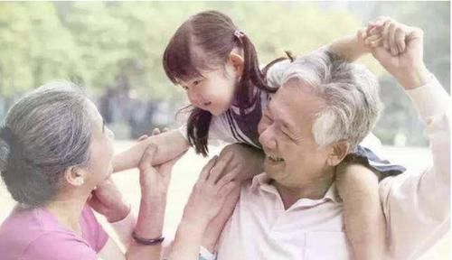 在你身边|为什么奶奶越来越遭嫌弃,姥姥却成为带娃主力军?理由其实很现实