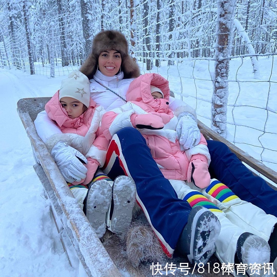 迷你罗|C罗女友带4娃北极过圣诞!喂驯鹿坐雪橇,迷你罗兄弟上网看父亲比赛