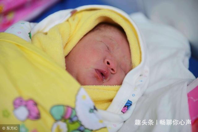 光混汉|农村的光混汉收养了一个女孩,女儿出嫁那天这样做,村民都炸了锅