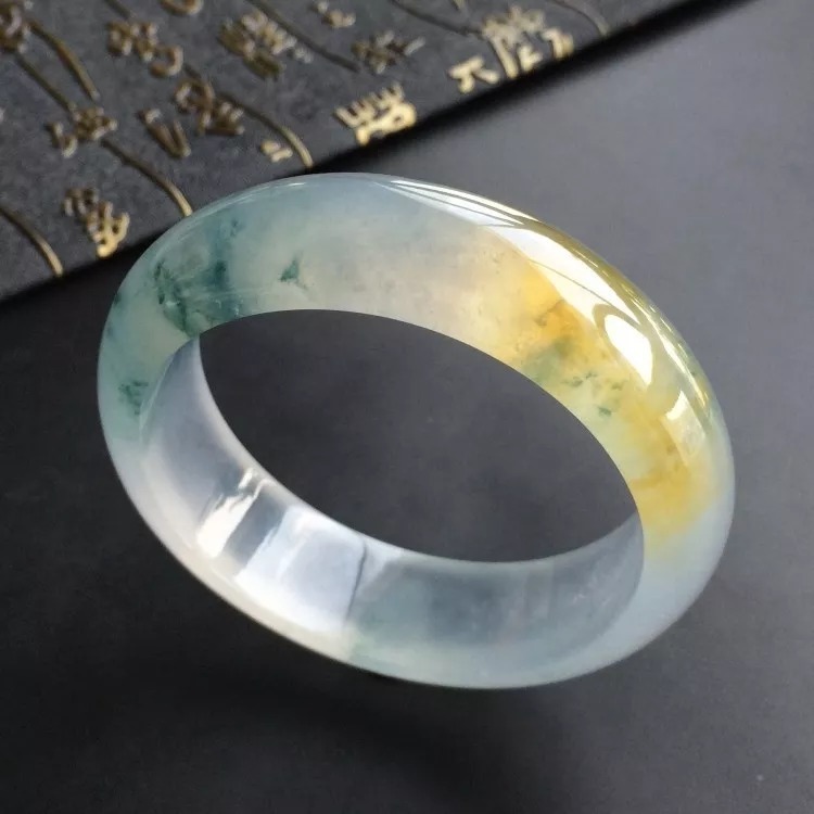 翡翠手镯|黄翡和绿翡翠相比较哪个更好呢?