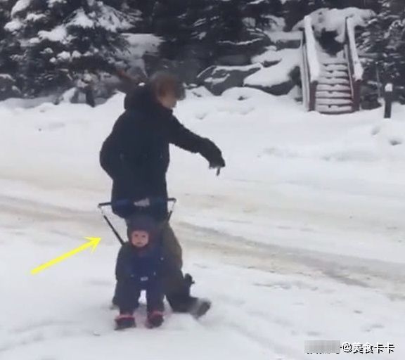 滑雪|论爸爸带娃的乐趣,强行滑雪,宝宝的表情却“生无可恋”