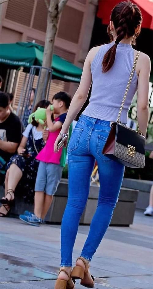 大长腿 小姐姐穿紧身牛仔裤，勾勒好曲线，时尚显气质！
