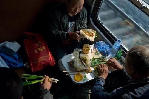 坐火车前备好这4样，一餐顶三餐，第4种大家都爱吃