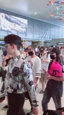 |搞笑GIF：地铁上遇到的小姐姐，真想去她们公司上班