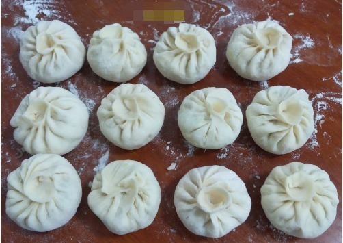 这个包子没有肉却特别鲜，只用俩食材，一个负责香，一个负责鲜！