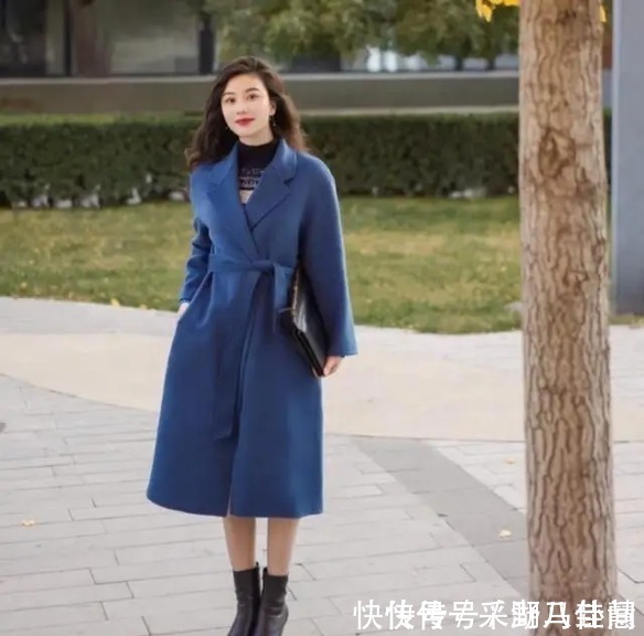 雾霾蓝大衣不流行了,最近大火的“海蓝色大衣”,这样搭配真好看