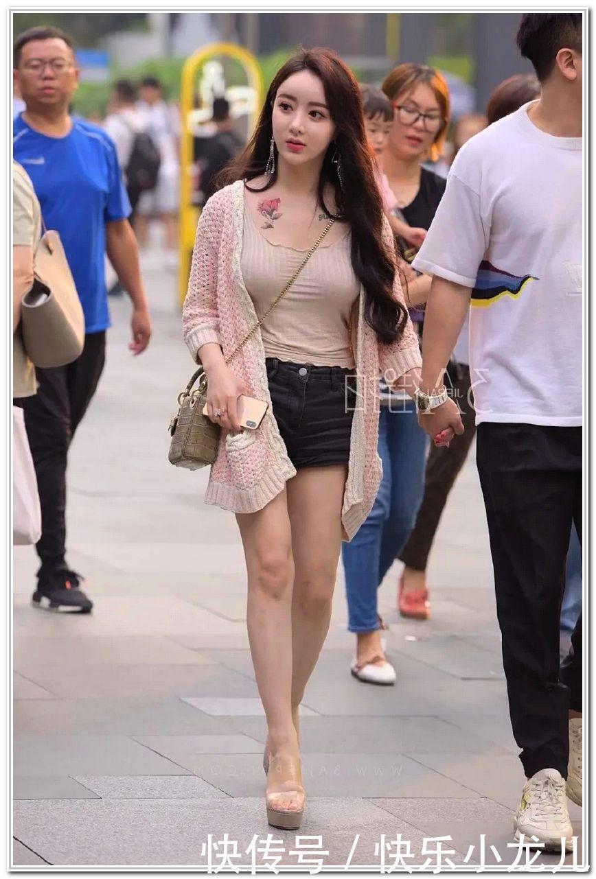 小姐姐的身材很不错,不怕晒又时髦,混搭高手都爱它