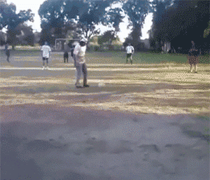 |搞笑GIF:老哥你这么做对得起你后面的兄弟吗?