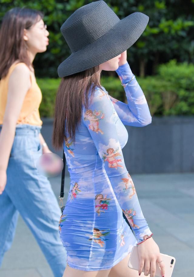 街拍：天蓝色包臀超短裙美女，一般人穿不出这种味道