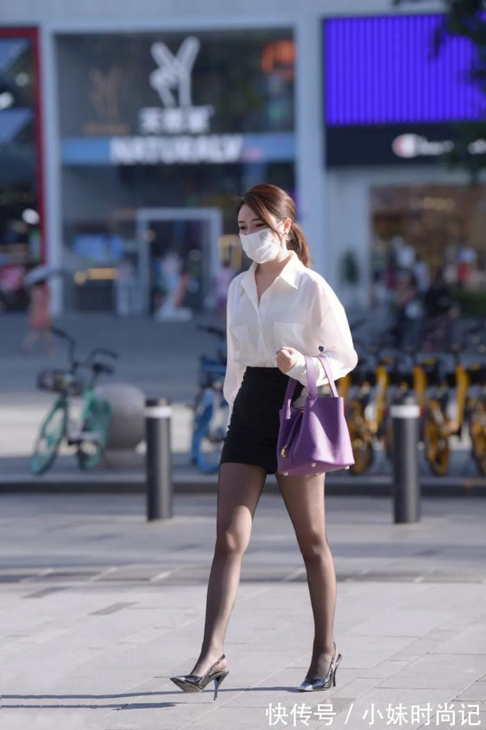 白衬衫|街拍美女:包臀裙配白衬衫,简单休闲的风格,穿出独特的知性与韵味