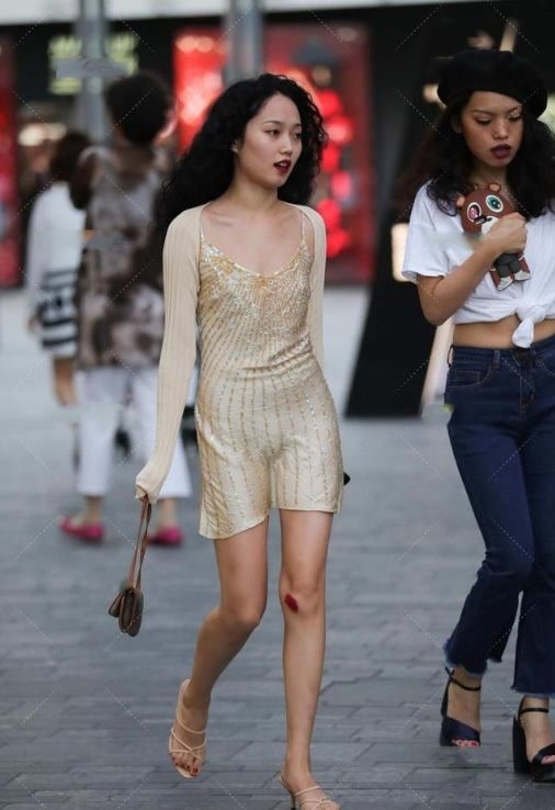 修身长裙 深灰色修身长裙,上身舒适,时尚大气