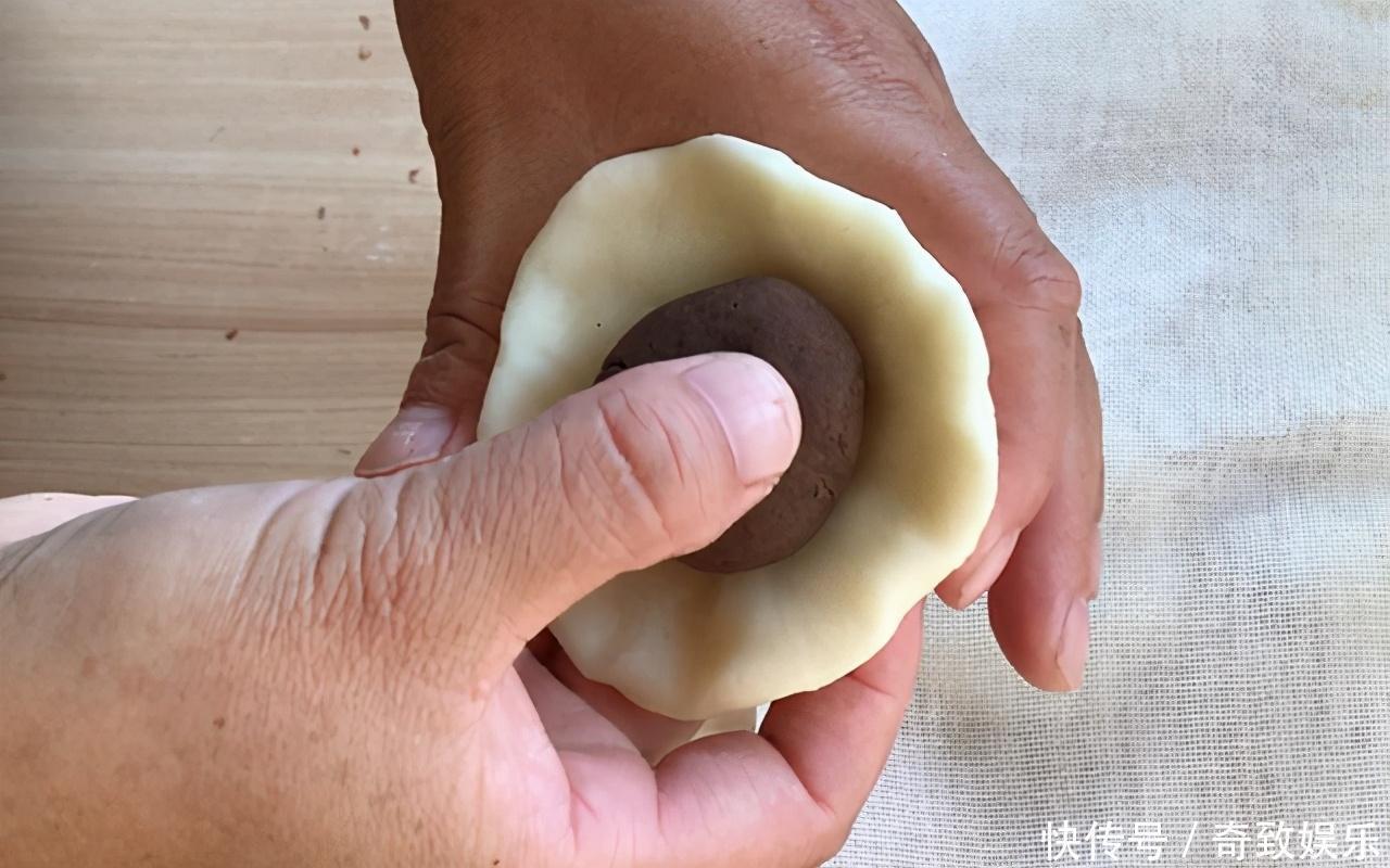  开水里加一碗面粉，搅一搅，搓一搓，一会就做出一锅小点心