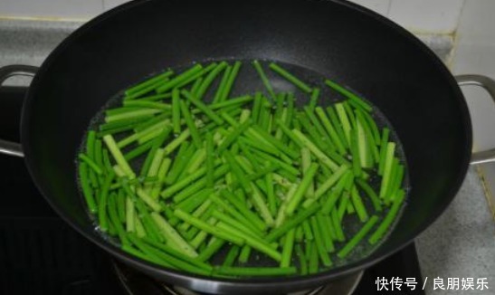 炒蒜苔时,切好了别直接炒!30年大厨教你一招,蒜苔青翠还入味儿