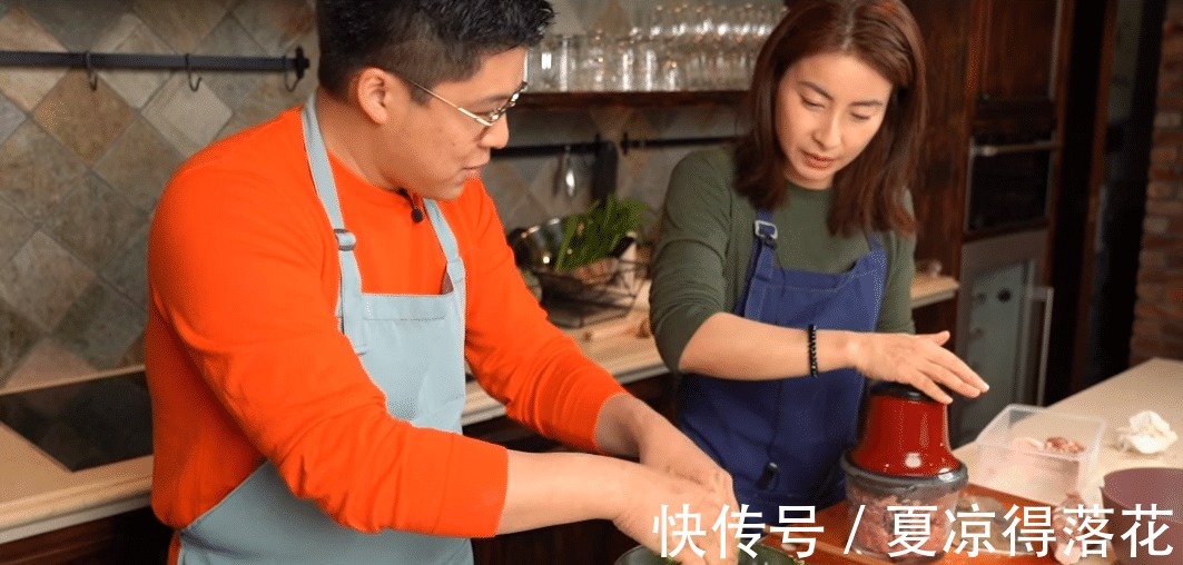 霍启刚郭晶晶夫妇包饺子趣事!直接上手搅馅,厨房宽敞像吧台