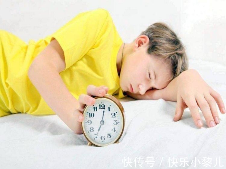 睡眠时间|孩子这么睡，小心发育赶不上同龄人，12岁前再不纠正就来不及了