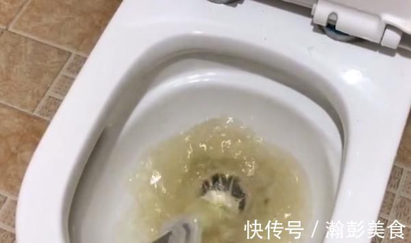 堵塞|马桶堵塞压根不用花钱通!自己用扫把就能疏通开,后悔现在才知道